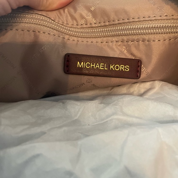 NEW Micheal Kors travel crossbody with strap. Burgundy with signature logo - Picture 4 of 6